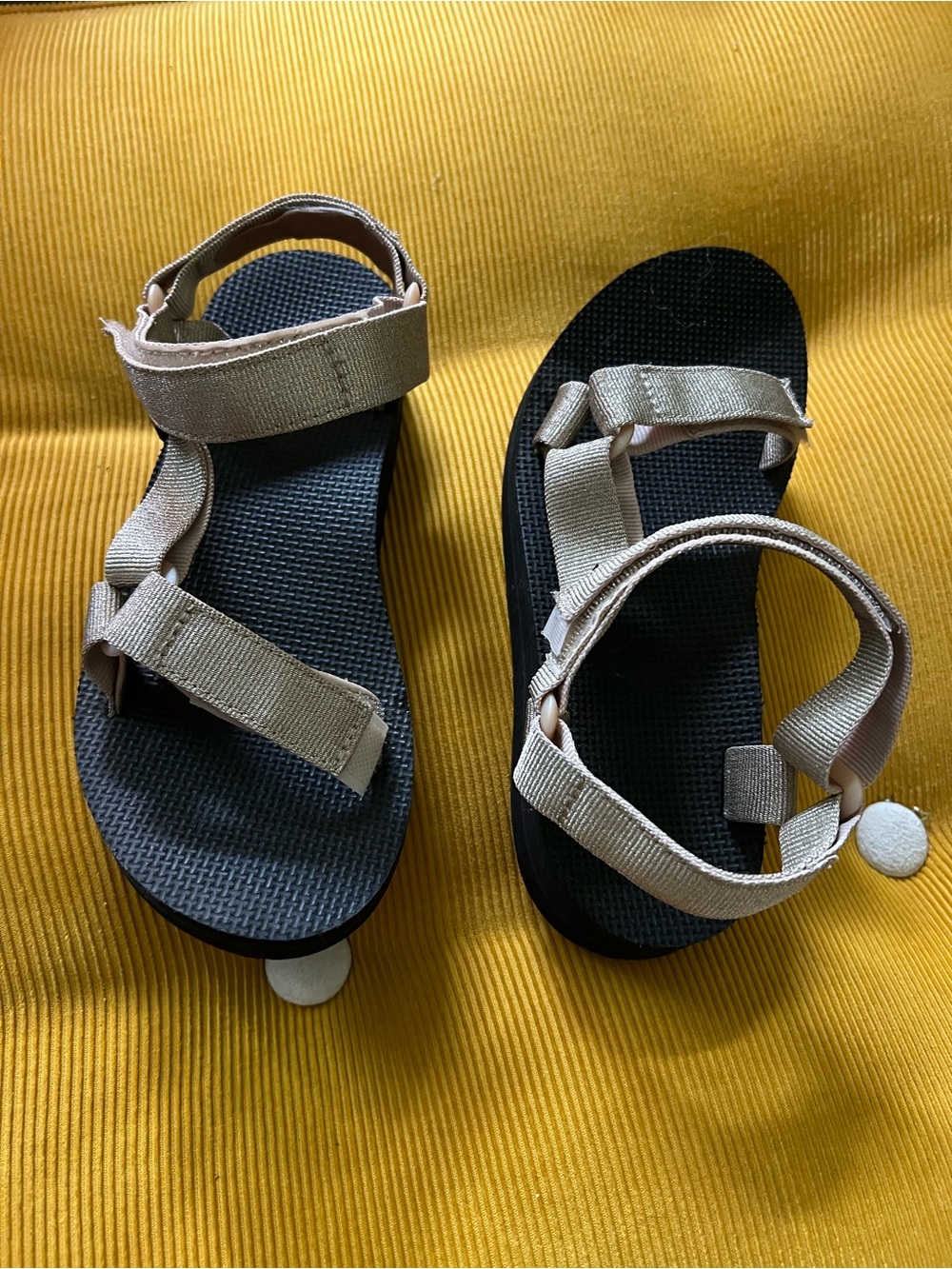 Women’s 6 Gold Teva Sandals - Lightweight Comfortable
